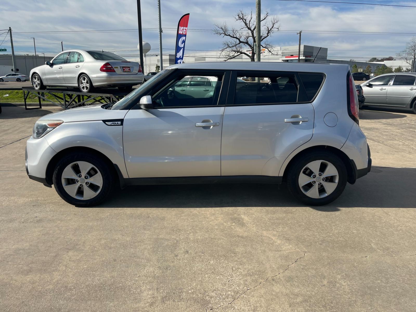 2015 SILVER /black Kia Soul Base (KNDJN2A20F7) with an 1.6L L4 DOHC 16V engine, Automatic transmission, located at 14700 Tomball Parkway 249, Houston, TX, 77086, (281) 444-2200, 29.928619, -95.504074 - Photo #3